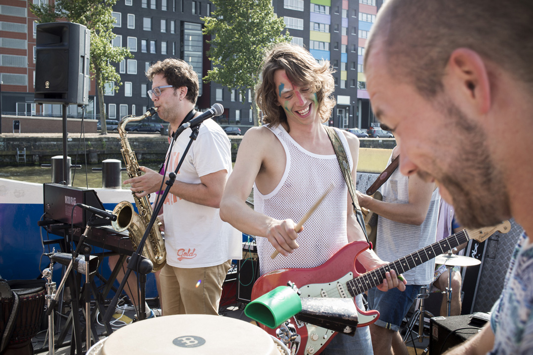 de Band KOFFIE, op GVB veerboot 51, het IJ, Amsterdam, 11-7-2015