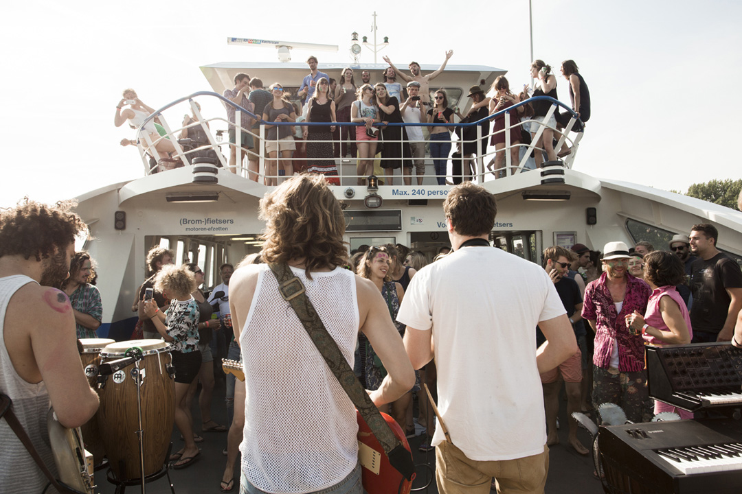 de Band KOFFIE, op GVB veerboot 51, het IJ, Amsterdam, 11-7-2015