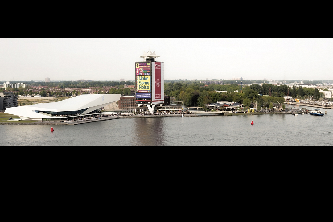 Vrijheidsmaaltijd aan het IJ, zicht op de tafel vanaf het Havengebouw Amsterdam, 5-5-2014