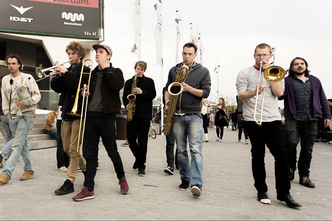 Gallowstreet Brassband, Vrijheidsmaaltijd aan het IJ, IJpromenade Amsterdam Noord, 5-5-2014