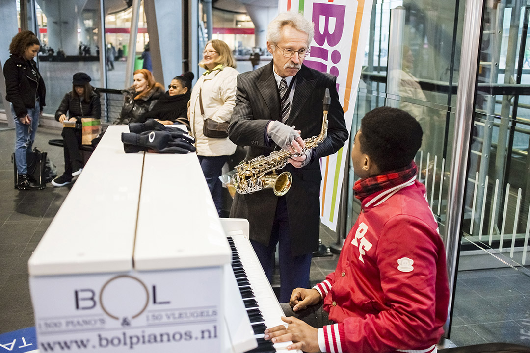 Station Bijlmer Arena, Onthulling NSpiano in de stationshal, 25-11-2017